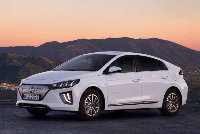 Hyundai Ioniq blanche de HT VTC 83, vue de trois-quarts avant