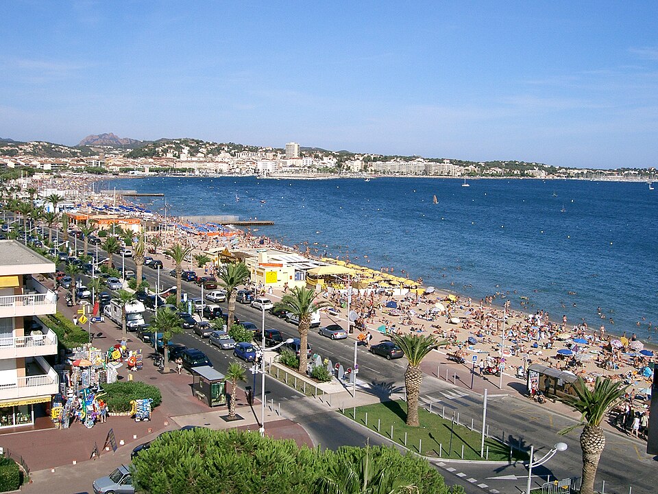 La plage de Fréjus au bord de la Méditerranée